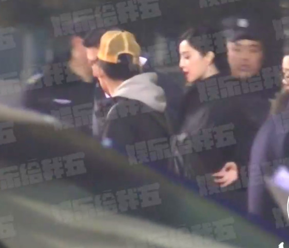 李晨要当爸爸了？范冰冰小腹隆起，孕味浓，助理全程搀扶谨慎护驾 - 11