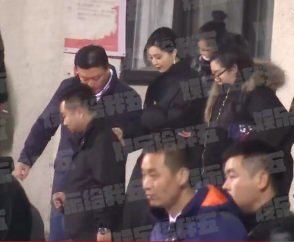 李晨要当爸爸了？范冰冰小腹隆起，孕味浓，助理全程搀扶谨慎护驾 - 10
