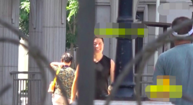 李晨要当爸爸了？范冰冰小腹隆起，孕味浓，助理全程搀扶谨慎护驾 - 14