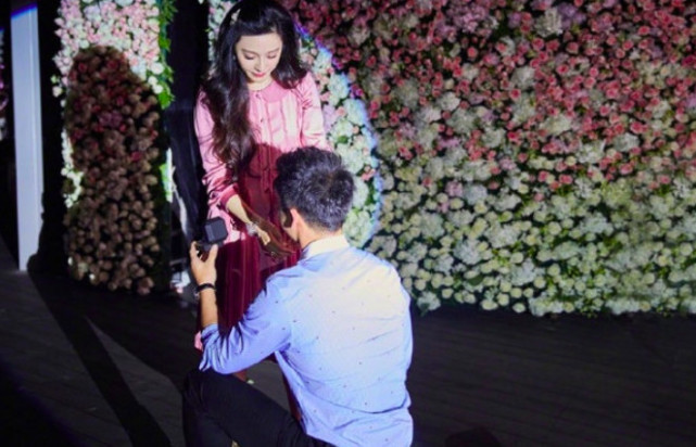 李晨要当爸爸了？范冰冰小腹隆起，孕味浓，助理全程搀扶谨慎护驾 - 16