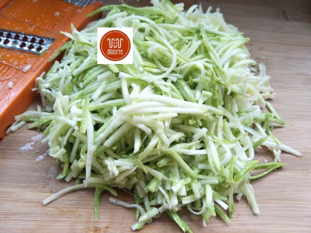 食材:西葫芦1个,蒜瓣几粒,剁椒适量,盐1勺,白糖半勺,米醋适量.