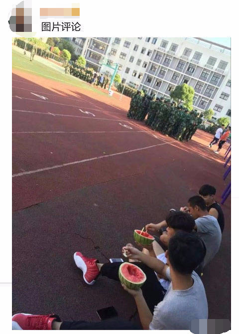 每年大一新生军训，学长学姐们都在毫无人性的吃瓜