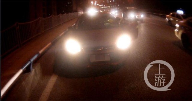 下班晚高峰 奇葩男子竟把车停路中央睡着了
