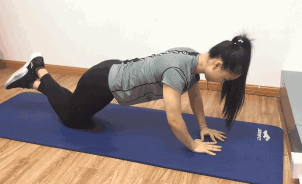 如果连高台俯卧撑都无法完成的女生,可以尝试做一做推墙的俯卧撑