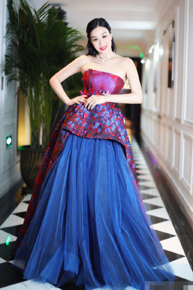 47岁的钟丽缇身材发福，更是一尬到底！真不如20年前自己的衣品时尚！