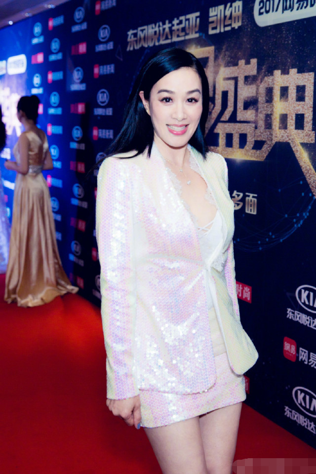 47岁的钟丽缇身材发福，更是一尬到底！真不如20年前自己的衣品时尚！