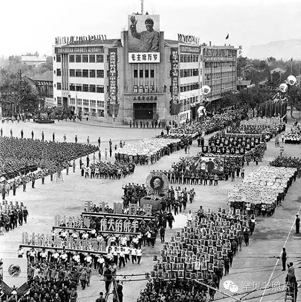 1966年10月1日,南京市40万人在鼓楼广场庆祝建国17周年,这是国庆节