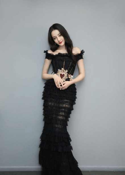 迪丽热巴刘亦菲穿同系高定礼服, 一个像仙女一