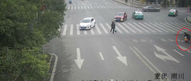 男子弄丢几张纸 10多万不翼而飞