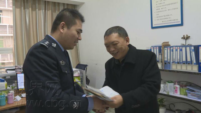 男子弄丢几张纸 10多万不翼而飞