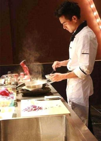 摊煎饼果子的吴亦凡演绎了会煮饭的男人最帅,