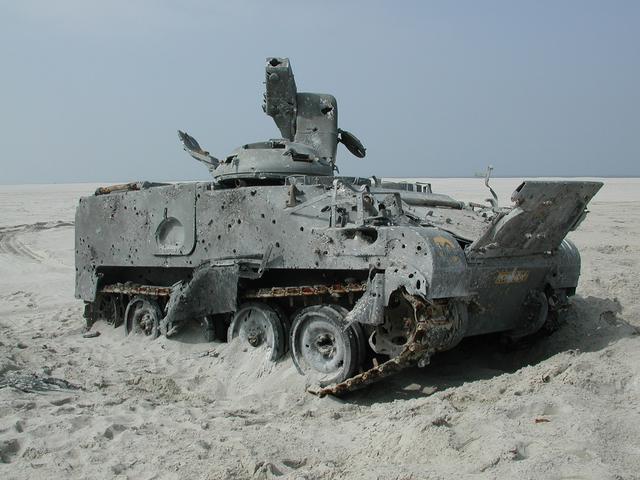坦克惨遭A10空中扫射：坚固装甲两秒钟被打成筛子