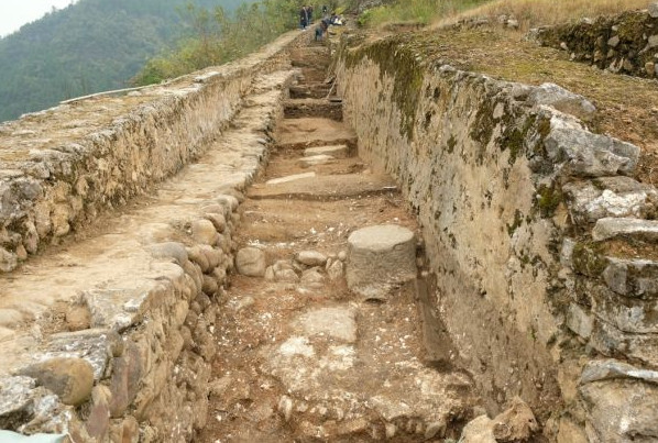 在老司城遗址中新发掘出大型排水设施。 新华社发湖南省文物考古研究所供图