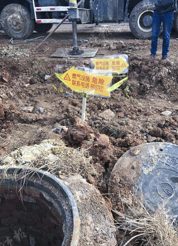 武汉工地施工致天然气管道泄露 工人求助关阀门排险