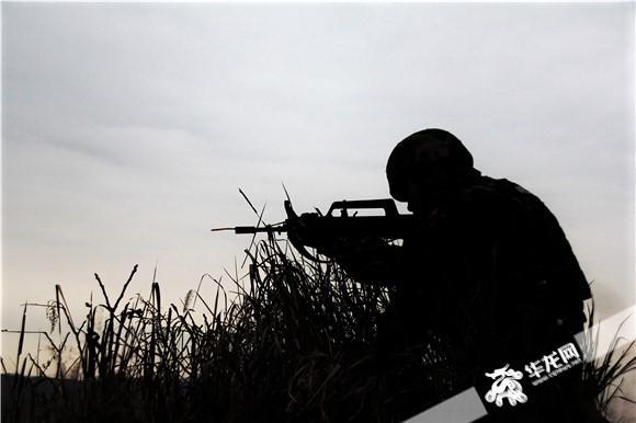 三峡腹地进行极限训练和平精英辅助卡盟 重庆武警上演“绝地求生”