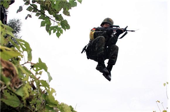 三峡腹地进行极限训练和平精英辅助卡盟 重庆武警上演“绝地求生”