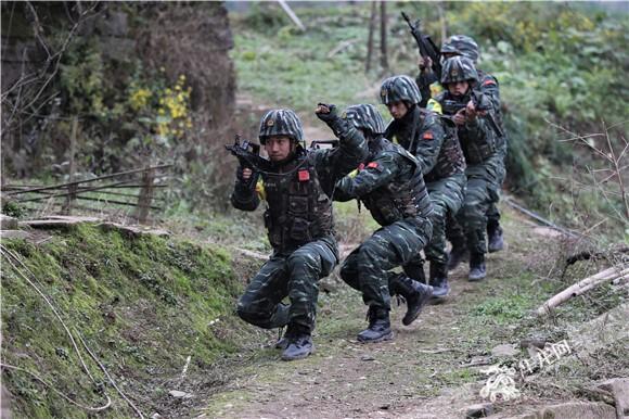 三峡腹地进行极限训练和平精英辅助卡盟 重庆武警上演“绝地求生”