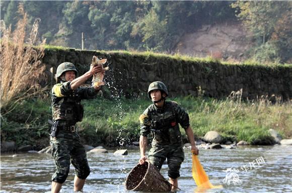 三峡腹地进行极限训练和平精英辅助卡盟 重庆武警上演“绝地求生”