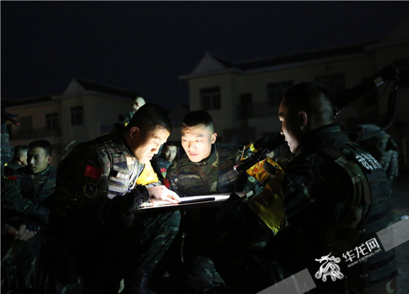 三峡腹地进行极限训练和平精英辅助卡盟 重庆武警上演“绝地求生”