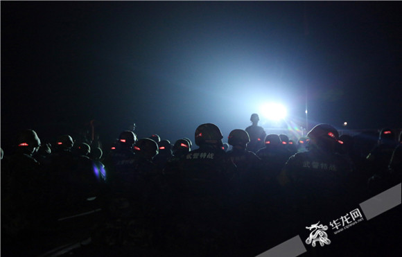 三峡腹地进行极限训练和平精英辅助卡盟 重庆武警上演“绝地求生”