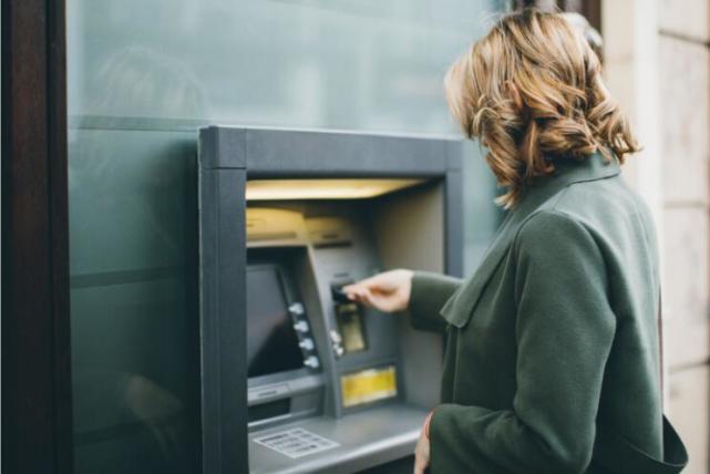 美媒：俄黑客攻击美国大批银行 从ATM盗走1000万美元