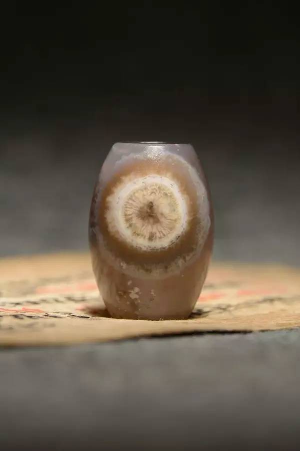 法螺天珠和九眼石页岩天珠的区别。