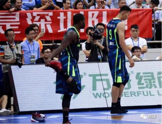 新疆教科书式公关李根事件 阿联脱鞋反面典型