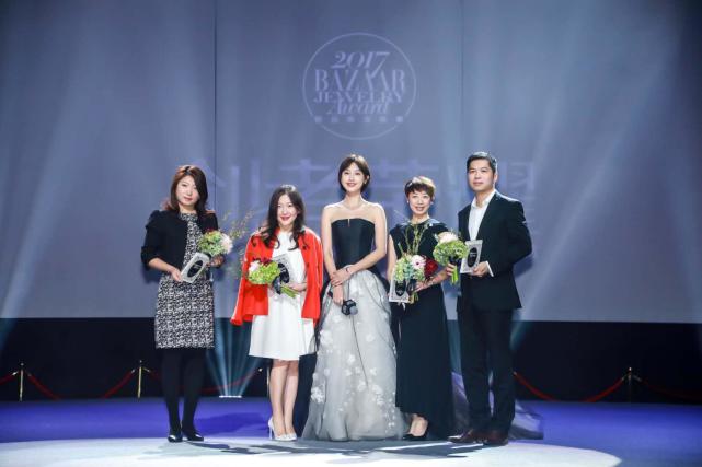 古力娜扎穿鱼尾裙大秀香肩 GAI携手祖海跨界合