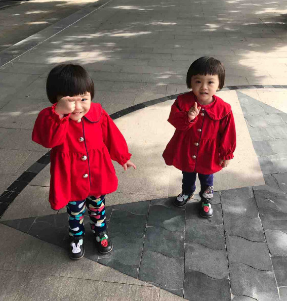 爷爷牵绳溜三胞胎引发网友晒娃 原来大家都有