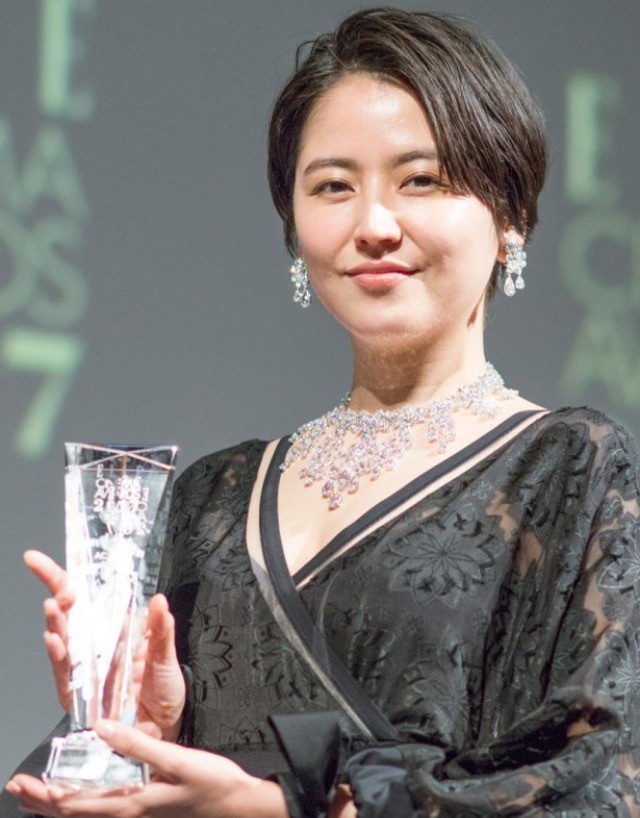 日本演员长泽雅美主演电影散步的侵略者获奖向导演表示感激