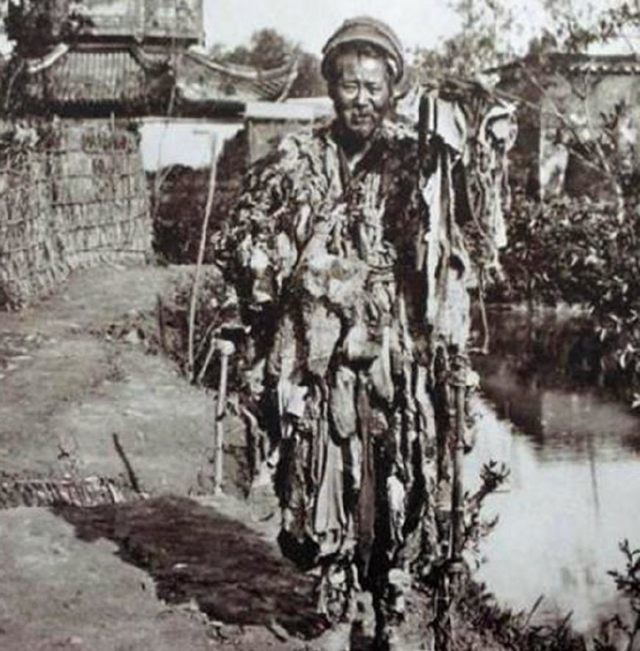 衣服就是破破烂烂的布条
