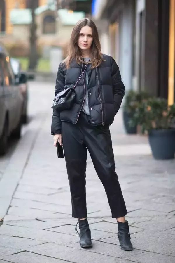 黑色短款风衣搭配什么裤子_蓝色风衣搭配什么裤子(3)