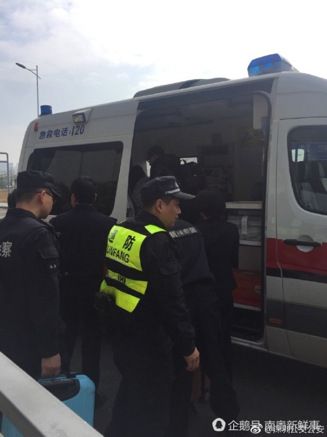 坪山一孕婦在路邊羊水破裂 臉色蒼白