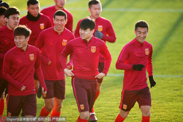 国足仍有戏拿第二 渴望胜利!看台挨冻也要赢_