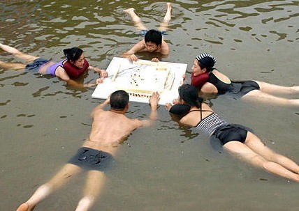 锄禾<em>日</em>当午,妈妈真辛苦。上午打麻将,下午斗地