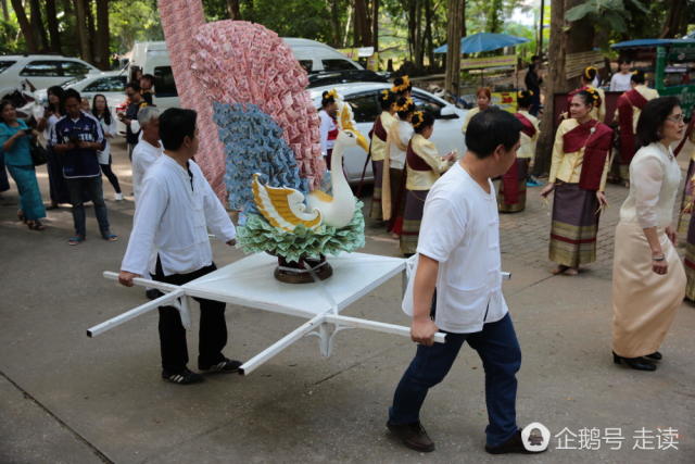 泰国人真会用钱 用钞票叠花车