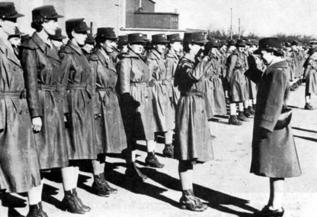 二战期间的美国女士兵也很流行军装.