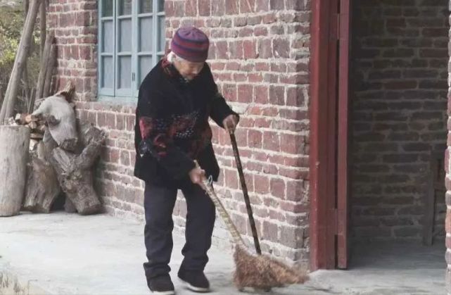 厉害了!衡阳一位百岁老人身体硬朗 会背《七言