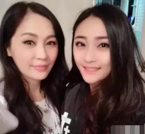 还记得《好声音》里那英力保的富二代吗？她现在整得完全认不出了 - 8