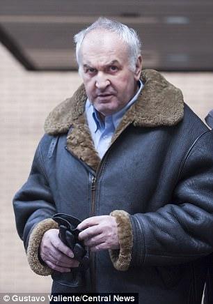 英国男子从精神病院逃出,破坏007电影中名画,