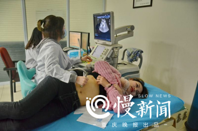 重庆女酒神90秒喝8瓶啤酒 像喝白开水