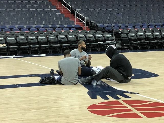 鹈鹕三将竟在中圈打牌 惨败奇才只因太放松？