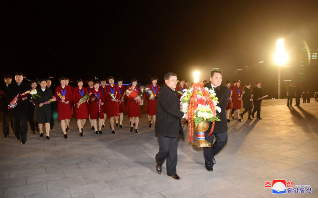 东亚杯冠军朝鲜女子足球队凯旋归国,星夜参拜