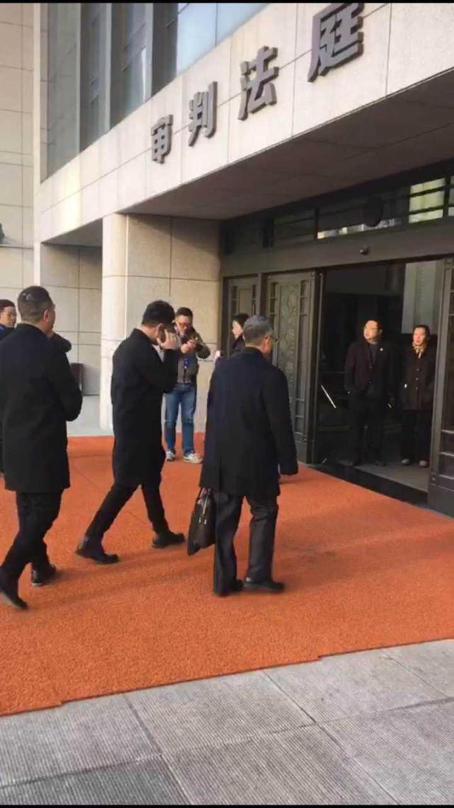 保姆纵火案被告律师提出管辖权异议 法庭中止审理