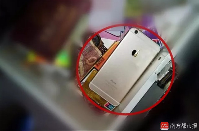 深圳擁擠公交上男子外衣遮手對女子干見不得人的事