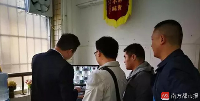 深圳擁擠公交上男子外衣遮手對女子干見不得人的事