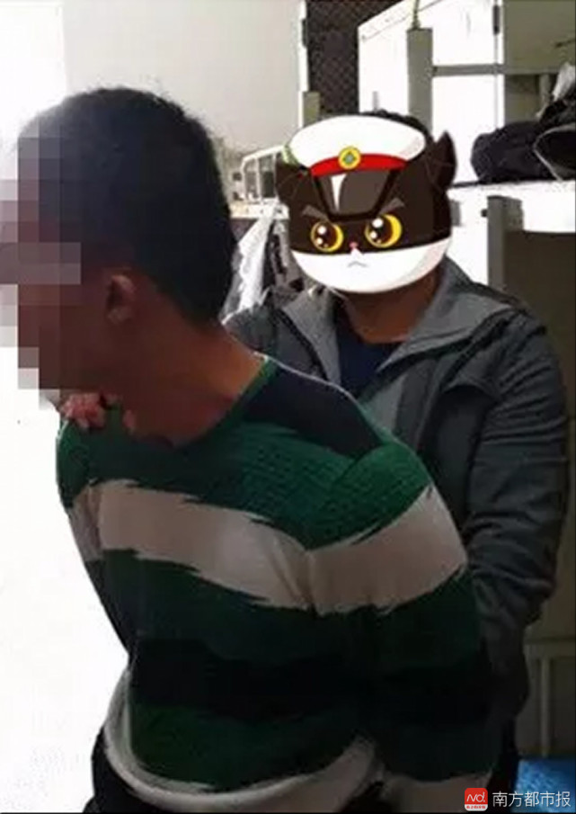 深圳擁擠公交上男子外衣遮手對女子干見不得人的事