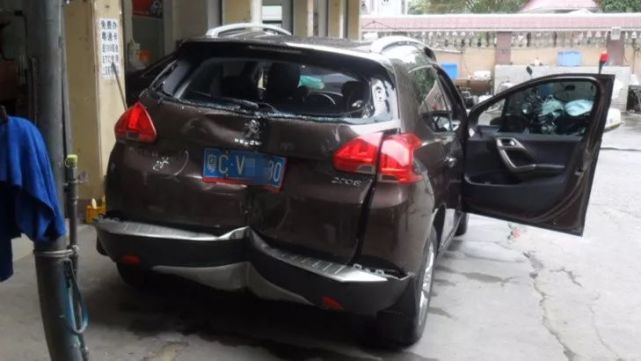 珠海女司機(jī)去洗車 發(fā)現(xiàn)小車被劈“兩半”