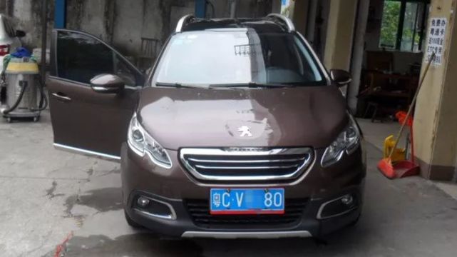 珠海女司機(jī)去洗車 發(fā)現(xiàn)小車被劈“兩半”