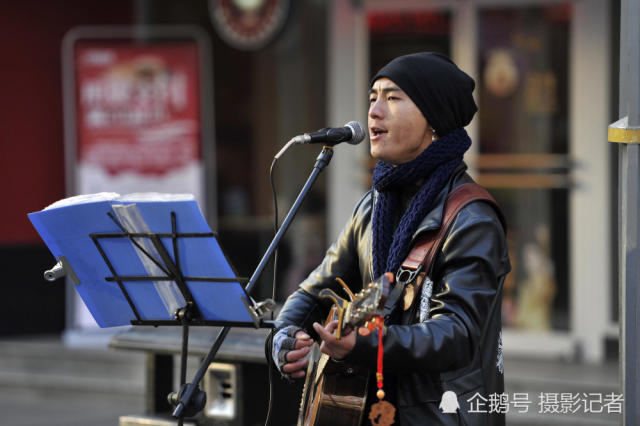 流浪歌手寻觅女友一起浪迹天涯,加上千微信无